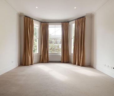 An exceptional five-bedroom Victorian family house with expansive entertaining space, a spectacular roof terrace and versatile accommodation extending to over 2,700 sq ft in the heart of Kensington. - Photo 3