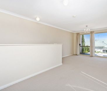 Contemporary 3x2 Townhouse Moments from the Vic Park Café Strip - Photo 5