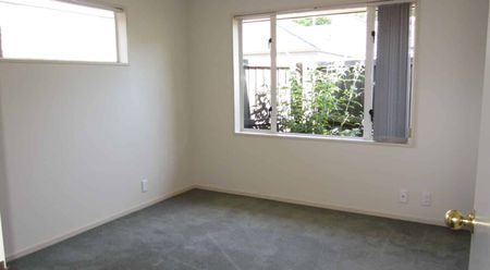 Rear Sunny 3 bedroom Townhouse - Photo 2