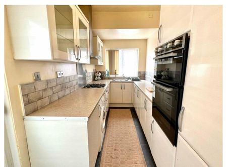 2 Bed Terraced House, Nottingham, NG7 - Photo 3