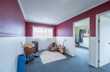 Private, Modern Family Oasis – 5 Min Walk to CBD - Photo 3