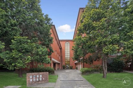 “Luxury Urban Living” - Photo 5