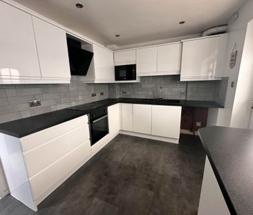 Price £825 pcm - Available Now - Unfurnished - Photo 3