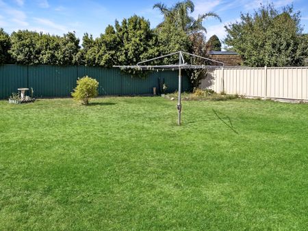 4 Cambridge Street, Wendouree - Photo 2