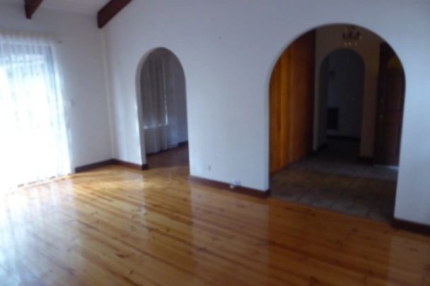 Lovely three bedroom home in the heart of West Lakes Shore - Photo 1