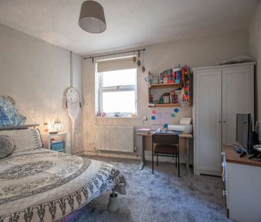 Remodelled and furnished to the highest standard - Photo 3