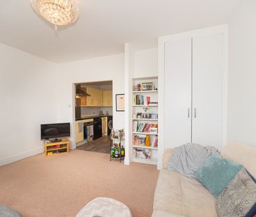 3 Bed Flat, Garratt Lane, SW18 - Photo 2