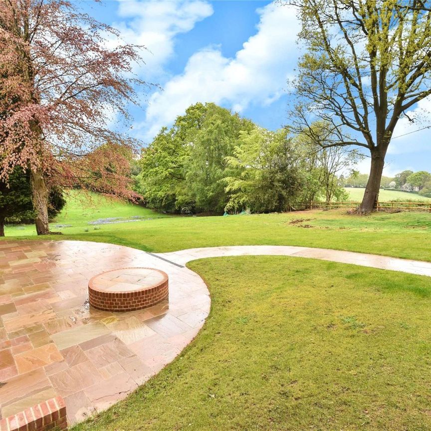 An immaculately presented family home set in historic Seal village. - Photo 1