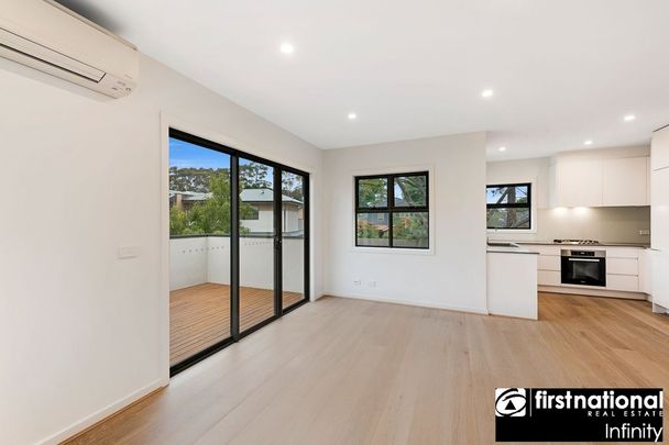 Great Location! With 2 Bedroom, 1 Bathroom & Car Space - Photo 1