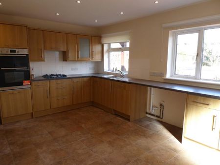 4 bedroom detached house to rent - Photo 5