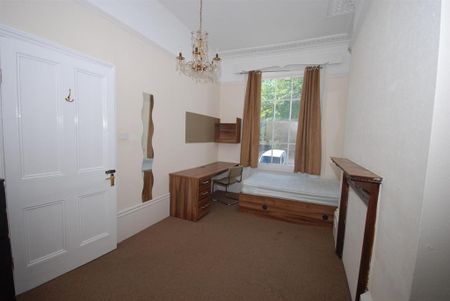 3 bedroom flat to rent - Photo 4