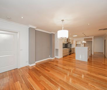 Contemporary Family Home in the Heart of Berwick - Available now - Photo 3