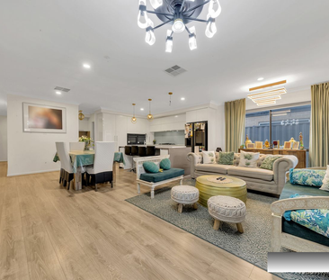 Stunning Family Haven with Expansive Living Spaces! - Photo 4