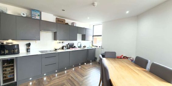 Double Room with Private Bathroom in Modern 3-Bed Flat Share – Bills Included Double Bedroom 2 - Photo 3