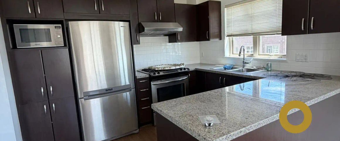 Modern 3 Bed + Den 2 Bath Corner Unit | Quiet Coquitlam Living — 404 - Photo 1