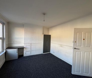3 bedroom flat to rent - Photo 3