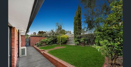 10 Hollyhock Court, Cranbourne North, Vic 3977 - Photo 2