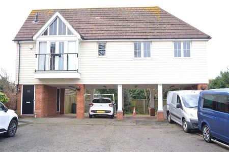 Lambourne Chase, Chelmsford, CM2 - Photo 2