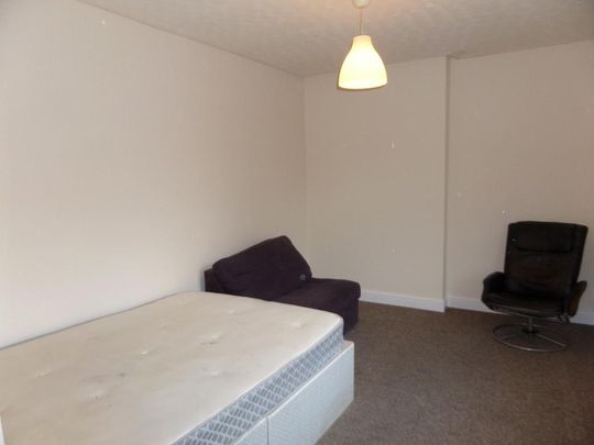 1 bedroom bedsit to rent - Photo 1