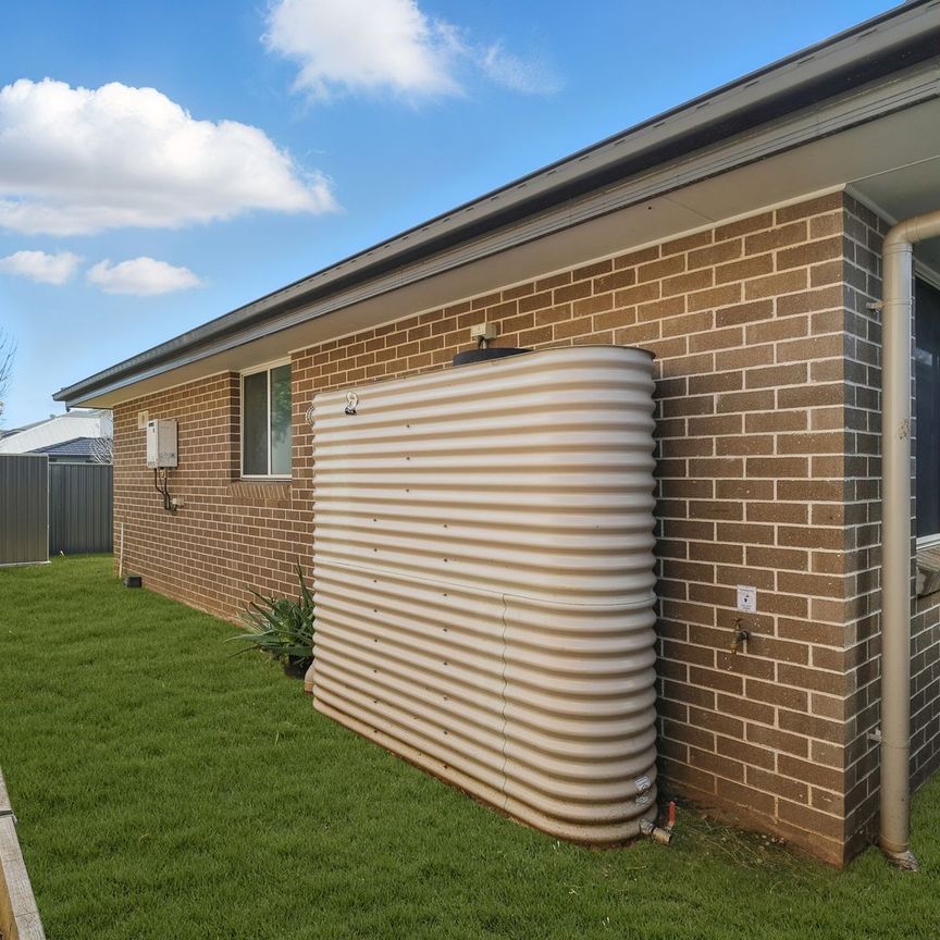 THE BEST GRANNY FLAT WITH STREET ACCESS AND NBN INTERNET - Photo 1