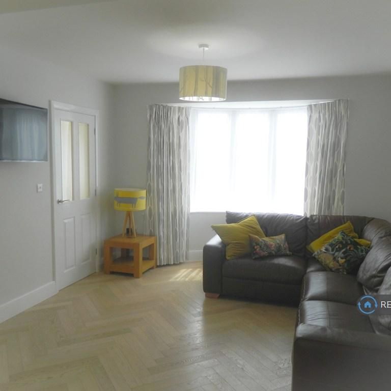 4 bedroom semi-detached house to rent - Photo 1