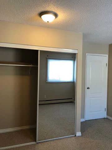 Amazing 2 Bedroom Top Floor Apartment!! - Photo 3