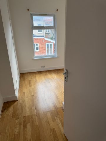 4 Bed Terraced House, Garratt Lane, SW17 - Photo 5