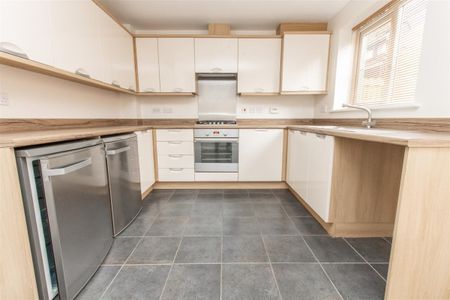 3 bedroom Semi-detached house to rent - Photo 3