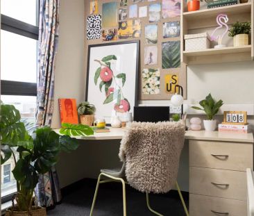 Extra Large High Double Ensuite: Three Bed Flat - Photo 4