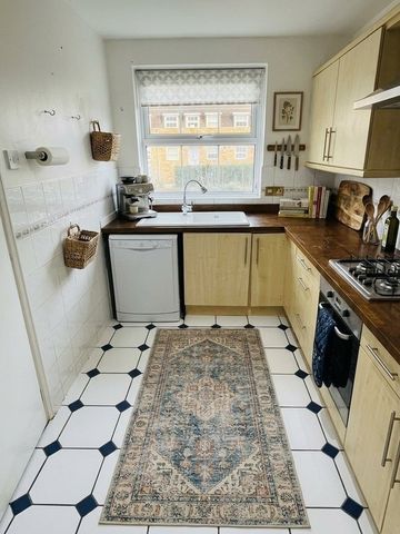 Room in a Shared House, Leeward Gardens, SW19 - Photo 4