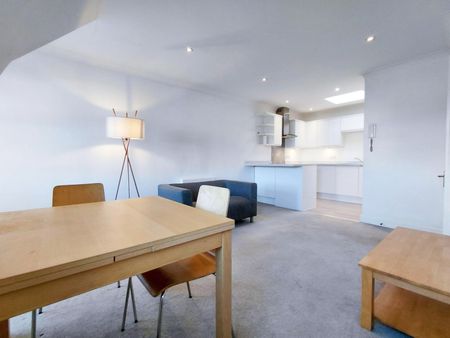 The Gables, Waldeck Road, London W13 - Photo 2