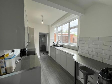 3 bedroom semi-detached house to rent - Photo 2
