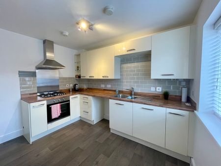 3 bedroom semi-detached to let - Photo 4