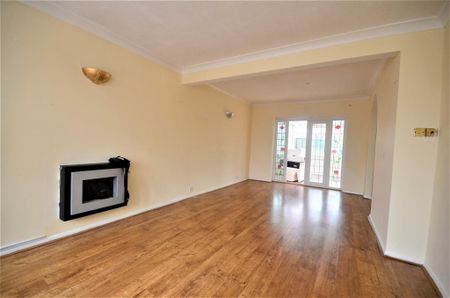 4 bedroom end of terrace house to rent - Photo 2