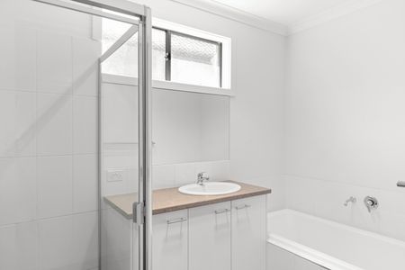 Modern Four Bedroom Home Near Ballarat Wildlife Park! - Photo 4