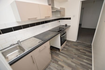 1 Bedroom Ground Floor Flat - Photo 2