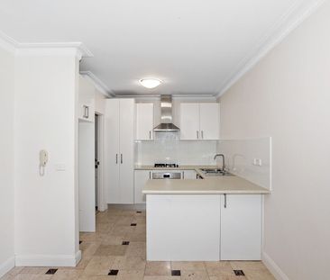 Three (3) Bedroom Townhouse in the Heart of Chatswood - Photo 3