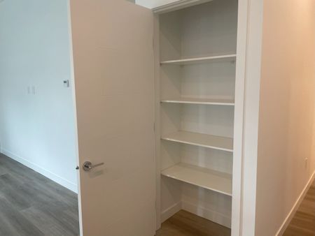 Large Main Floor 2 bedroom Condo near Downtown – Pet Friendly! - Photo 2