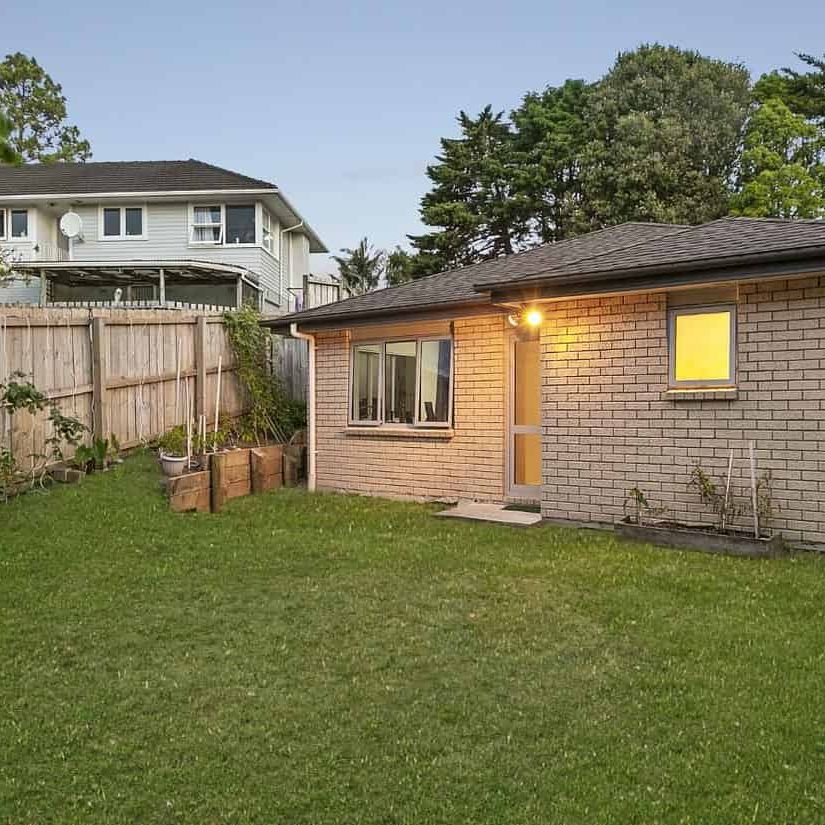 Spacious 4-Bedroom Family Home in Vibrant Te Atatu - Photo 1