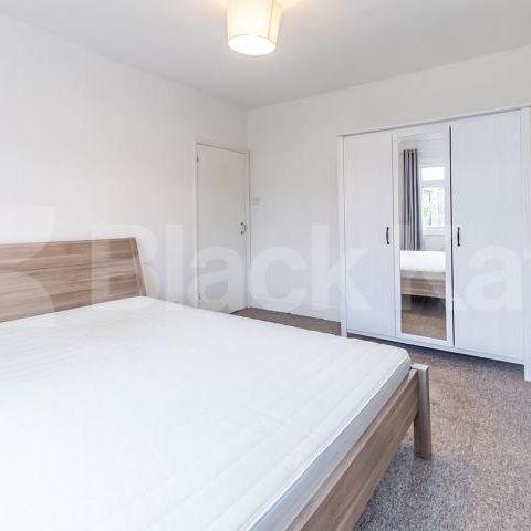Superb modern 4 bed 2 bath in a large period conversion in Camden. - Photo 1