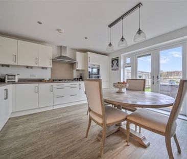 An impressive three double bedroom townhouse with integral garage, ... - Photo 6