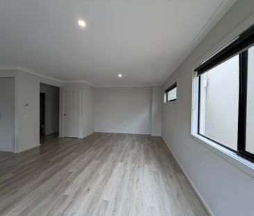 Contemporary & Sylish Home - Photo 2