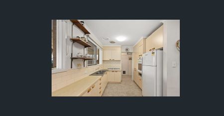 Spacious Three-Bedroom Family Home in a Prime Glen Waverley Location - Photo 4