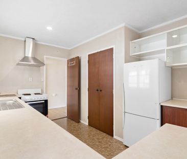 Spacious Family Home with Garage - Unbeatable Location - Photo 3