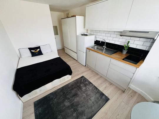 Studio Flat, Meyrick Road, NW10 - Photo 1
