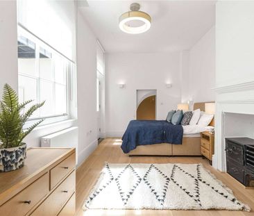 Superb 4 bedroom duplex apartment with a private courtyard in close... - Photo 6