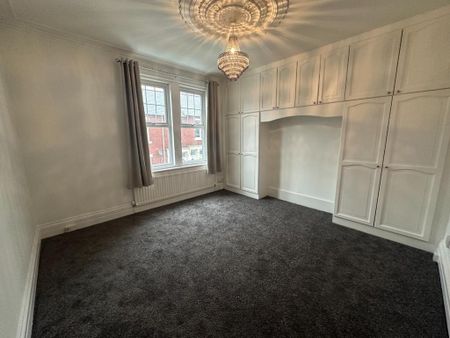 3 bedroom flat to rent - Photo 2