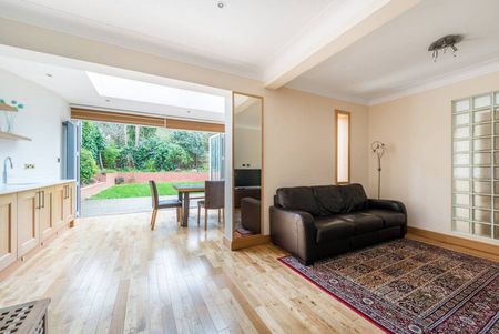 4 Bed Detached House, Queens Crescent, TW10 - Photo 2