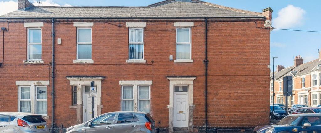 4 bedroom terraced house to rent - Photo 1