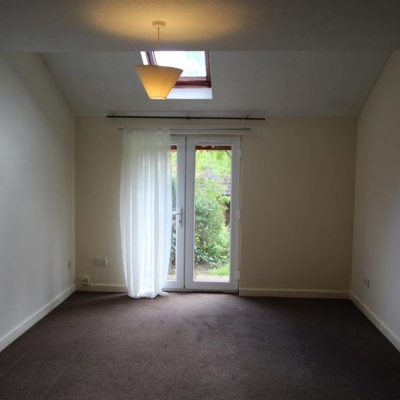 1 Bedroom Flat to Rent in Yarwell Court, Highfield Crescent, Kettering, Northamptonshire, NN15 - Photo 1